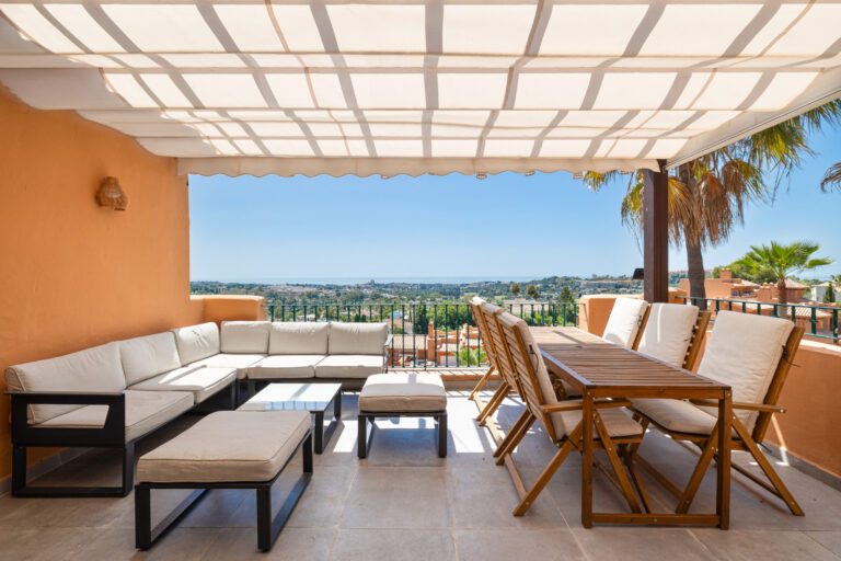 Ático recién renovado con vistas panorámicas en Nueva Andalucía, Marbella