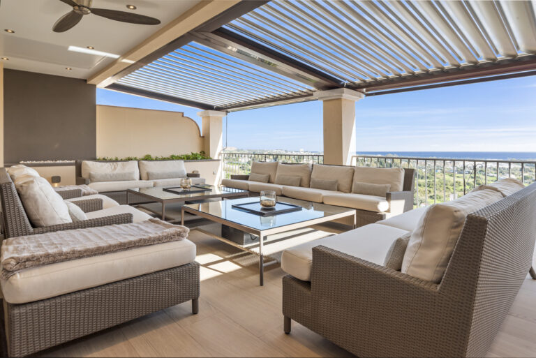 Luxury penthouse with panoramic views in Los Almendros, Benahavís