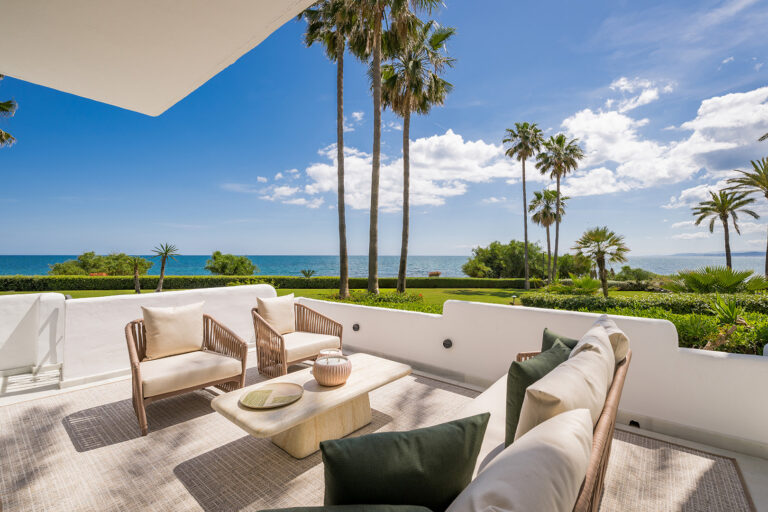 Enjoy the sea breeze in this frontline beach apartment on the New Golden Mile