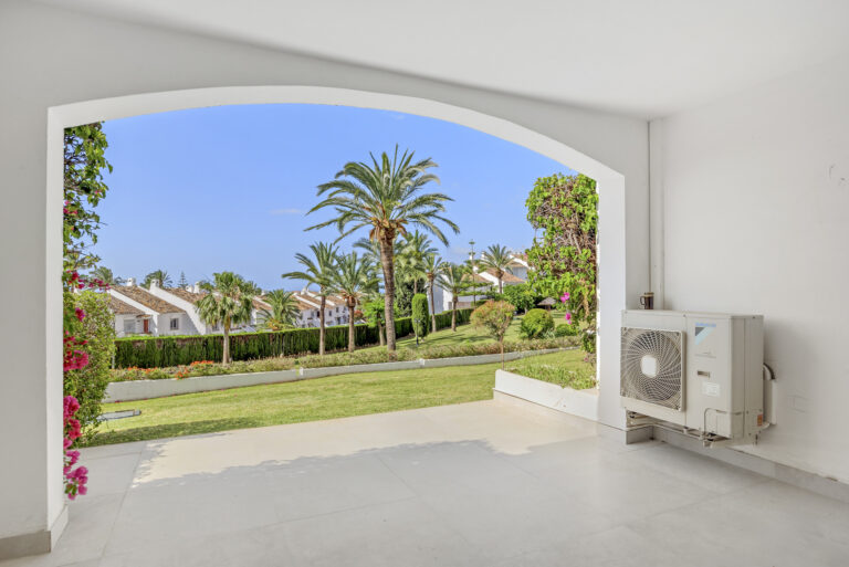 Apartamento reformado de 3 dormitorios en Nueva Andalucía, Marbella