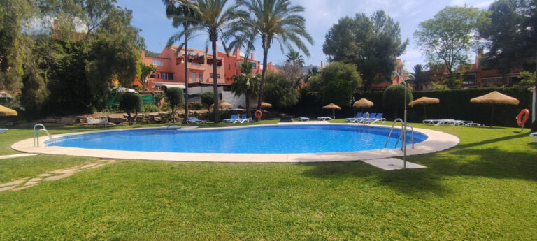 Apartamento de estilo mediterráneo con gran terraza y vistas en Marbella
