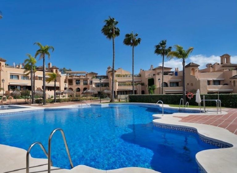 Ático de lujo reformado en Atalaya Golf, Estepona Este