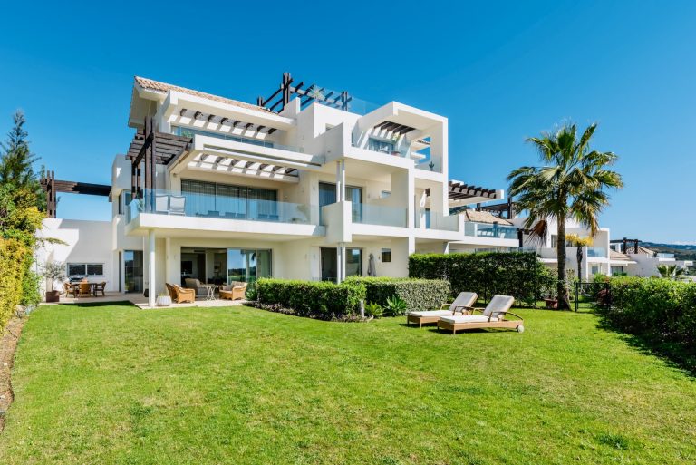 Apartamento de lujo en Monte Mayor, Benahavís, con vistas panorámicas, jardín privado, terraza de 74 m² y completas zonas comunes de bienestar.