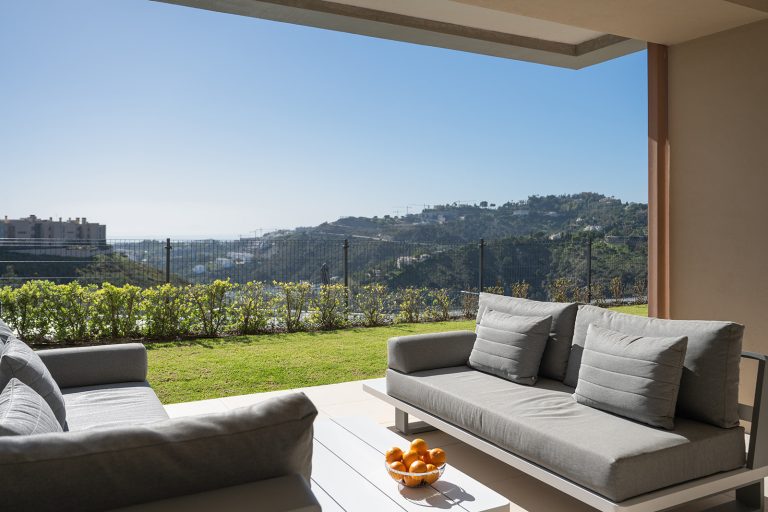 Contemporary South-Facing Apartment with Sea Views in Real de la Quinta, Benahavís