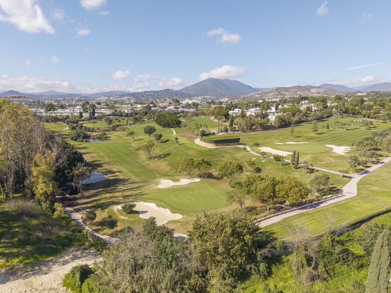 Adosado reformado de 4 dormitorios en primera línea de golf en Aloha, Nueva Andalucía, con terraza privada, garaje y vistas al golf.