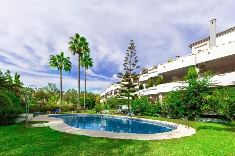 Apartamento en planta baja renovado en la Milla de Oro de Marbella